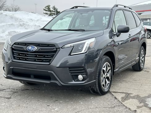 Used 2023 Subaru Forester Premium image 3