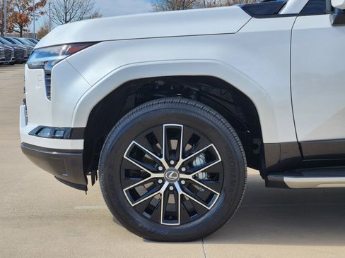 Certified 2025 Lexus GX 550 image 9