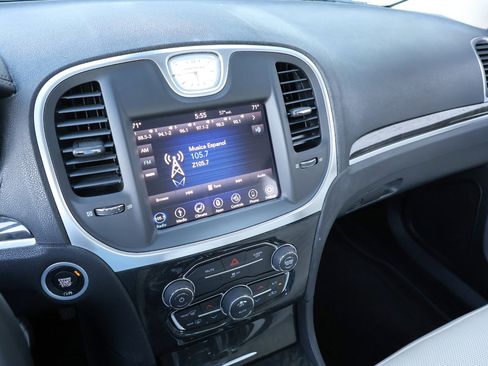 Used 2018 Chrysler 300 Limited image 44