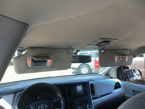 Used 2017 Toyota Sienna LE FWD image 34