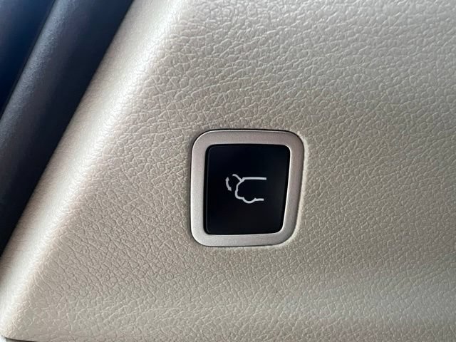Used 2023 Chrysler Pacifica Touring-L AWD/4WD image 13
