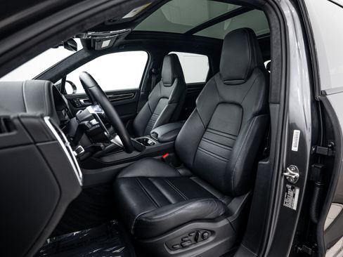 Certified 2022 Porsche Cayenne GTS AWD/4WD image 5