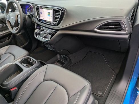 New 2026 Chrysler Pacifica Select image 28