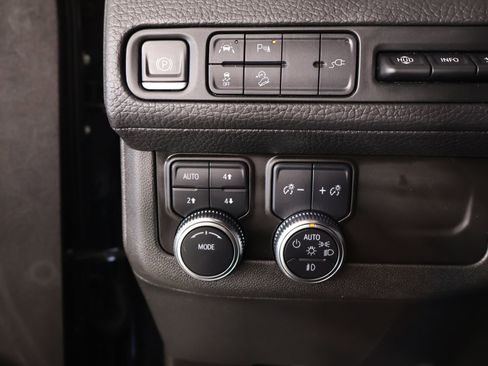 Used 2021 GMC Yukon XL Denali w/ Denali Premium Package AWD/4WD image 8