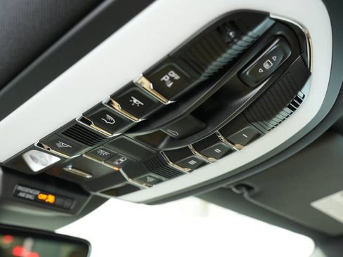 Certified 2025 Porsche Macan image 35