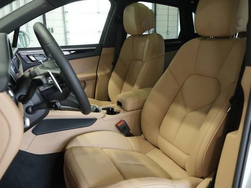 Certified 2025 Porsche Macan image 5