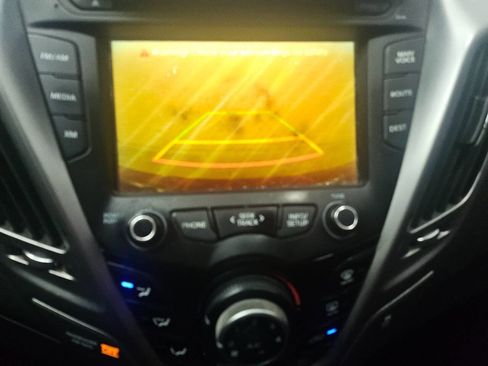 Used 2012 Hyundai Veloster w/ Tech Pkg image 17