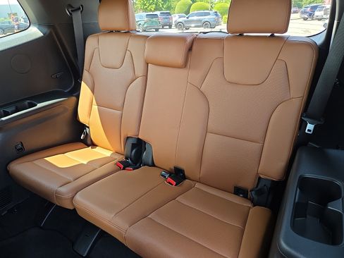 Used 2025 Kia Telluride AWD image 10
