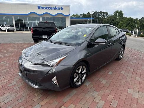Used 2017 Toyota Prius Four FWD image 4