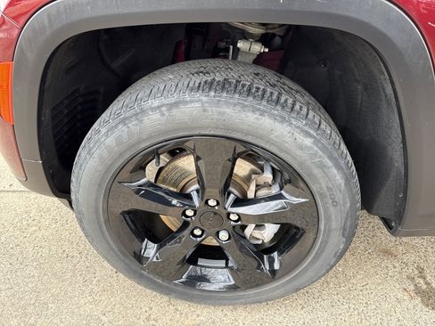 Used 2023 Jeep Grand Cherokee L Laredo image 11