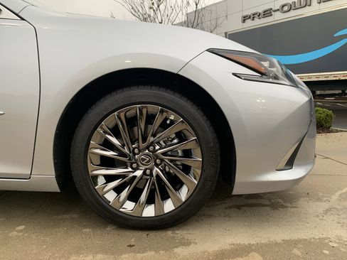 Certified 2025 Lexus ES 350 w/ Ultra Luxury Package image 13