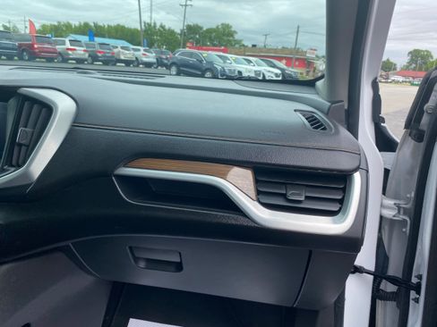 Used 2018 GMC Terrain SLE w/ Driver Convenience Package FWD image 15