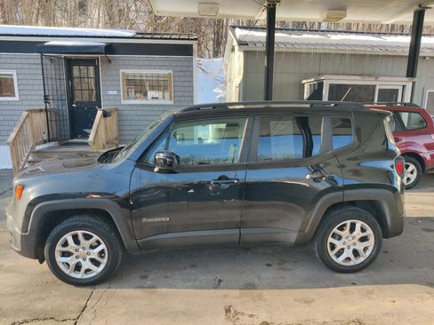 Used 2017 Jeep Renegade Latitude w/ Cold Weather Group image 3