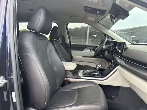 Used 2024 Kia Carnival LX FWD image 24