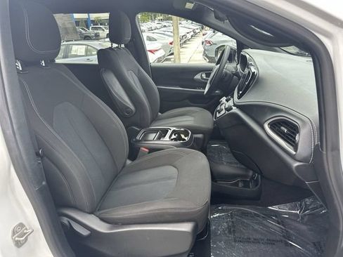 Used 2024 Chrysler Pacifica Touring FWD image 29