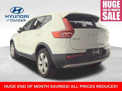 Used 2020 Volvo XC40 T4 Momentum image 1