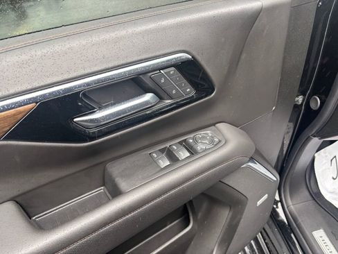 Used 2025 Chevrolet Suburban High Country image 21