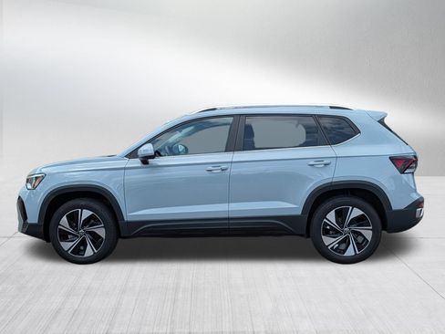 Certified 2025 Volkswagen Taos SE w/ Panoramic Sunroof Package AWD/4WD image 4