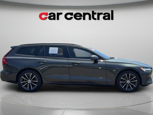 Used 2021 Volvo V60 T5 Momentum FWD image 6