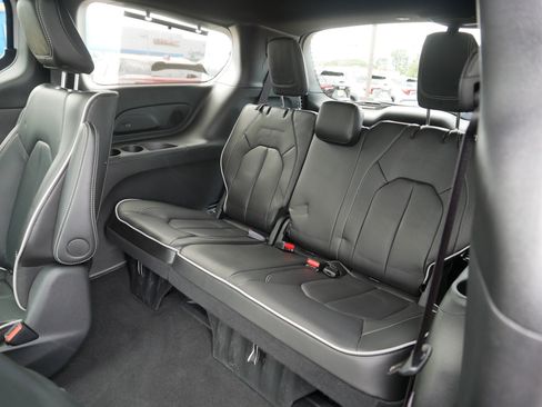 Used 2024 Chrysler Pacifica Premium FWD image 36