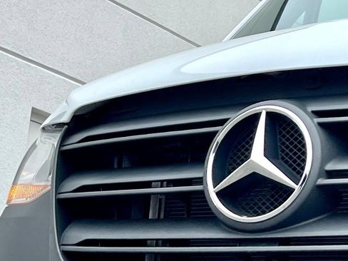 Used 2025 Mercedes-Benz Sprinter 2500 image 9
