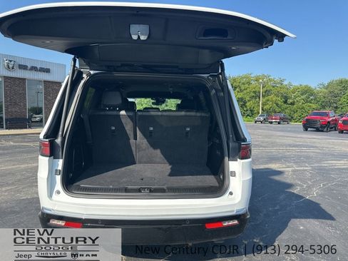 Used 2024 Jeep Wagoneer Series III AWD/4WD image 12
