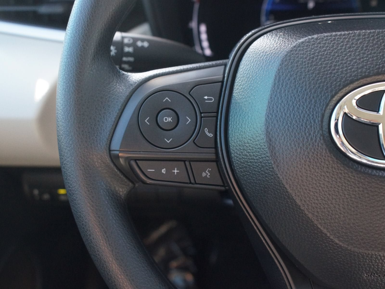 Used 2027 Toyota Corolla LE FWD image 8