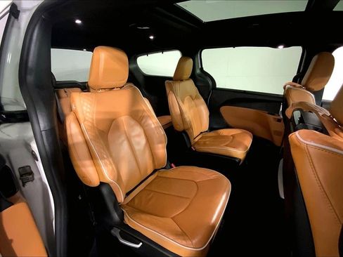 Used 2023 Chrysler Pacifica Pinnacle FWD image 23