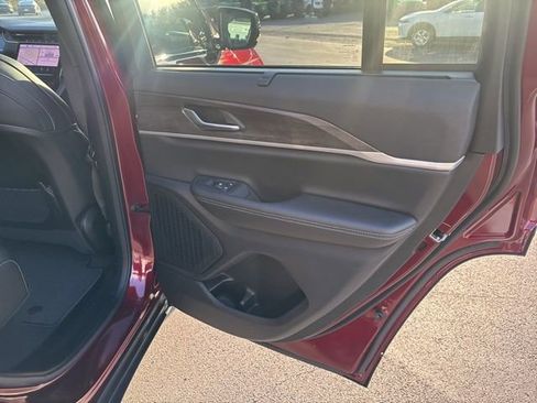 New 2025 Jeep Grand Cherokee Limited w/ Luxury Tech Group II image 17