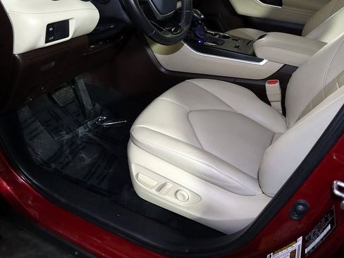 Used 2020 Toyota Highlander XLE image 25