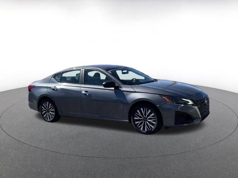 Used 2025 Nissan Altima 2.5 SV FWD image 2