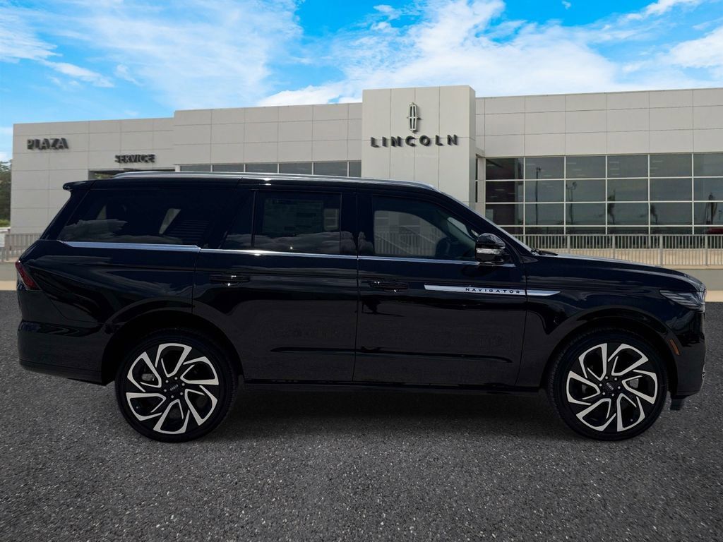 New 2026 Lincoln Navigator Reserve AWD/4WD image 2