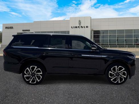 New 2026 Lincoln Navigator Reserve AWD/4WD image 2