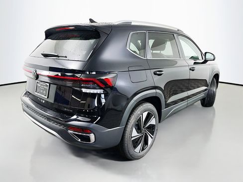 New 2025 Volkswagen Taos SE image 7
