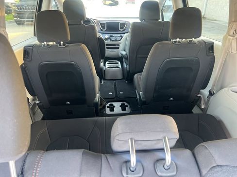 Certified 2017 Chrysler Pacifica Touring w/ Tire & Wheel Group FWD image 40