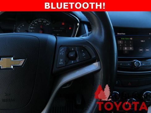 Used 2022 Chevrolet Trax LT w/ LT Convenience Package image 16