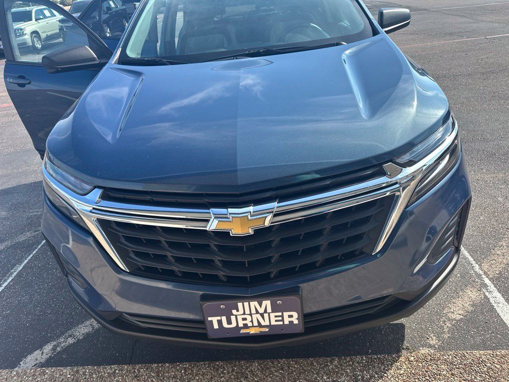 Used 2024 Chevrolet Equinox LS w/ LS Convenience Package FWD image 2