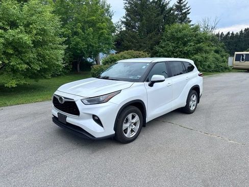Used 2023 Toyota Highlander LE AWD/4WD image 7