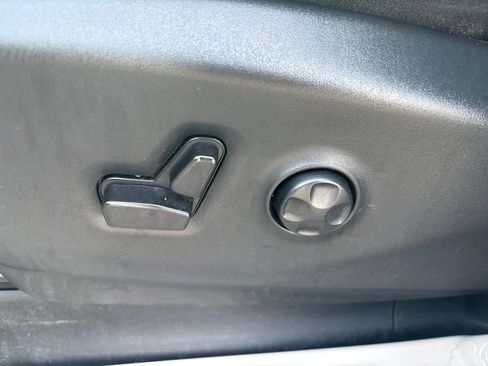 Used 2024 Chrysler Pacifica Touring-L FWD image 23