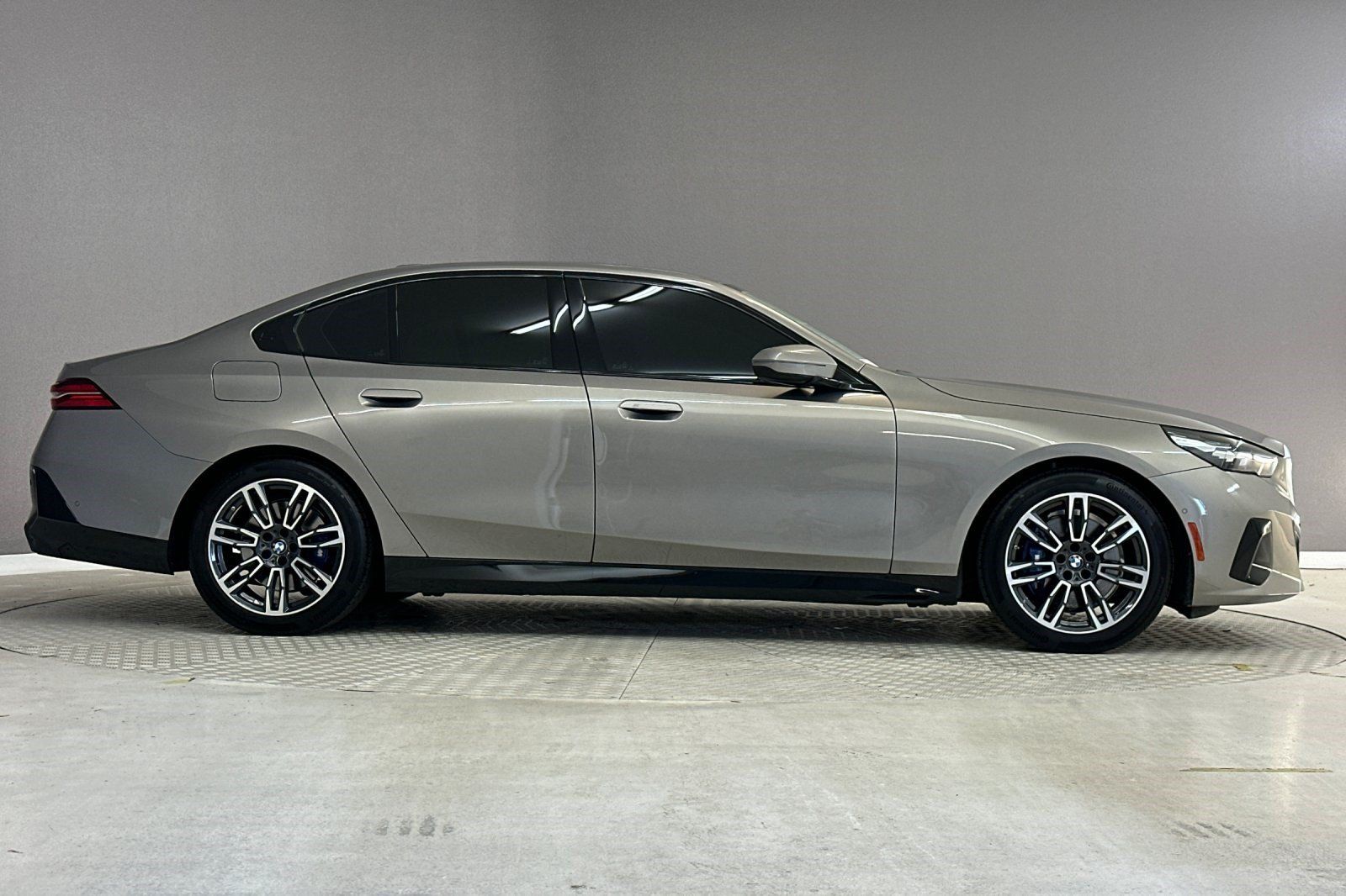 Used 2024 BMW 530i w/ M Sport Package RWD image 7