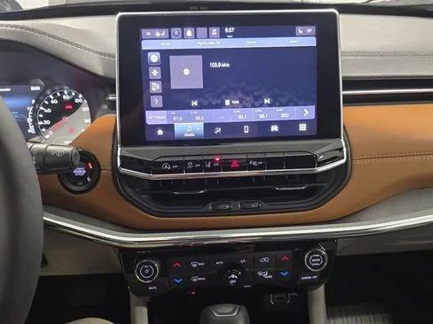 Used 2024 Jeep Compass Limited image 29