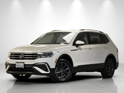 Used 2023 Volkswagen Tiguan SE w/ Panoramic Sunroof Package