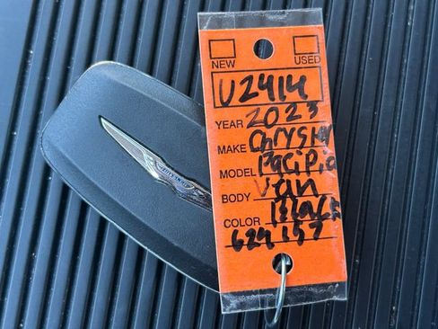 Used 2023 Chrysler Pacifica Touring-L FWD image 39