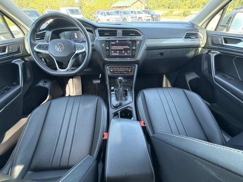 Used 2024 Volkswagen Tiguan SE AWD/4WD image 16