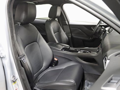 Used 2019 Jaguar F-PACE Premium image 26