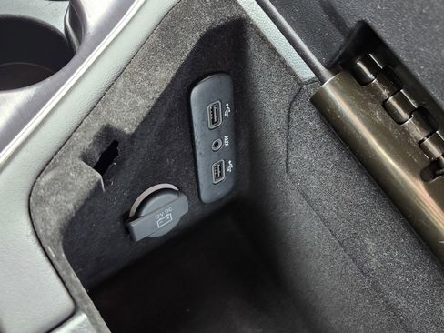 Used 2018 Dodge Challenger SXT image 9