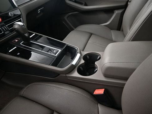 Certified 2026 Porsche Macan image 22