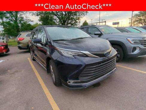 Used 2021 Toyota Sienna XLE FWD image 3