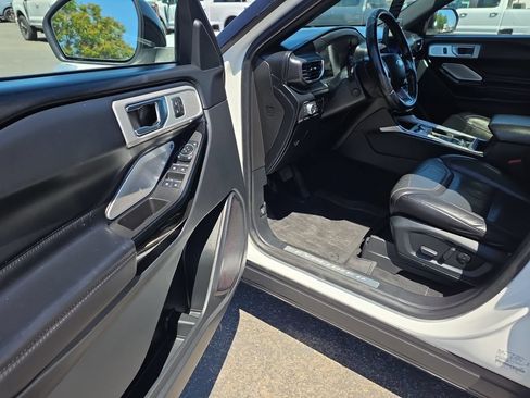 Used 2021 Ford Explorer Platinum w/ Equipment Group 601A AWD/4WD image 17