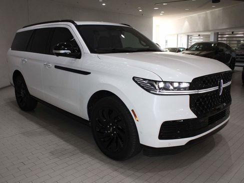 Used 2025 Lincoln Navigator Reserve w/ Jet Appearance Package image 6